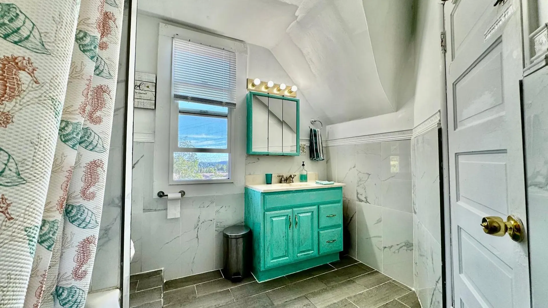 Private Room With Two Twin Beds Air Conditioning And Shared Bathrooms Located Near Seatac Airport And Downtown Seattle Homestay