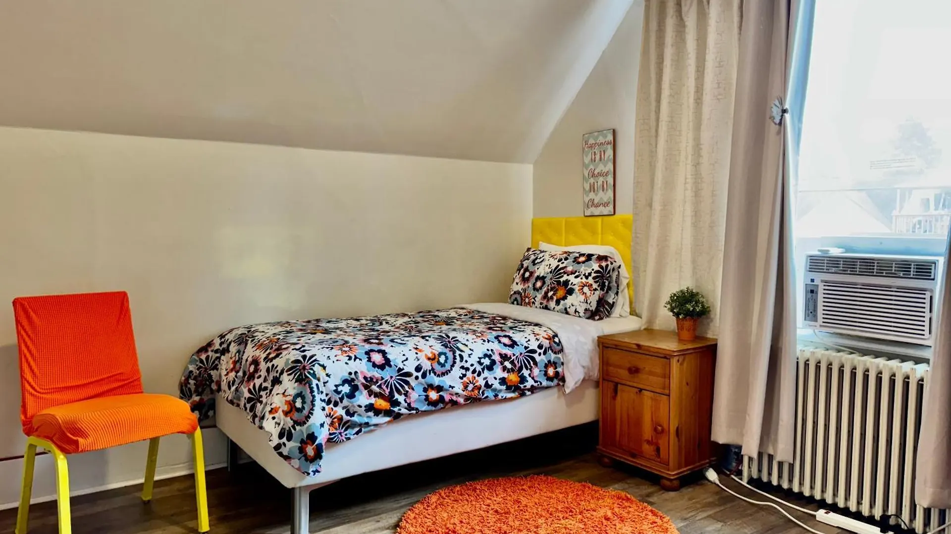 Private Room With Two Twin Beds Air Conditioning And Shared Bathrooms Located Near Seatac Airport And Downtown Seattle United States