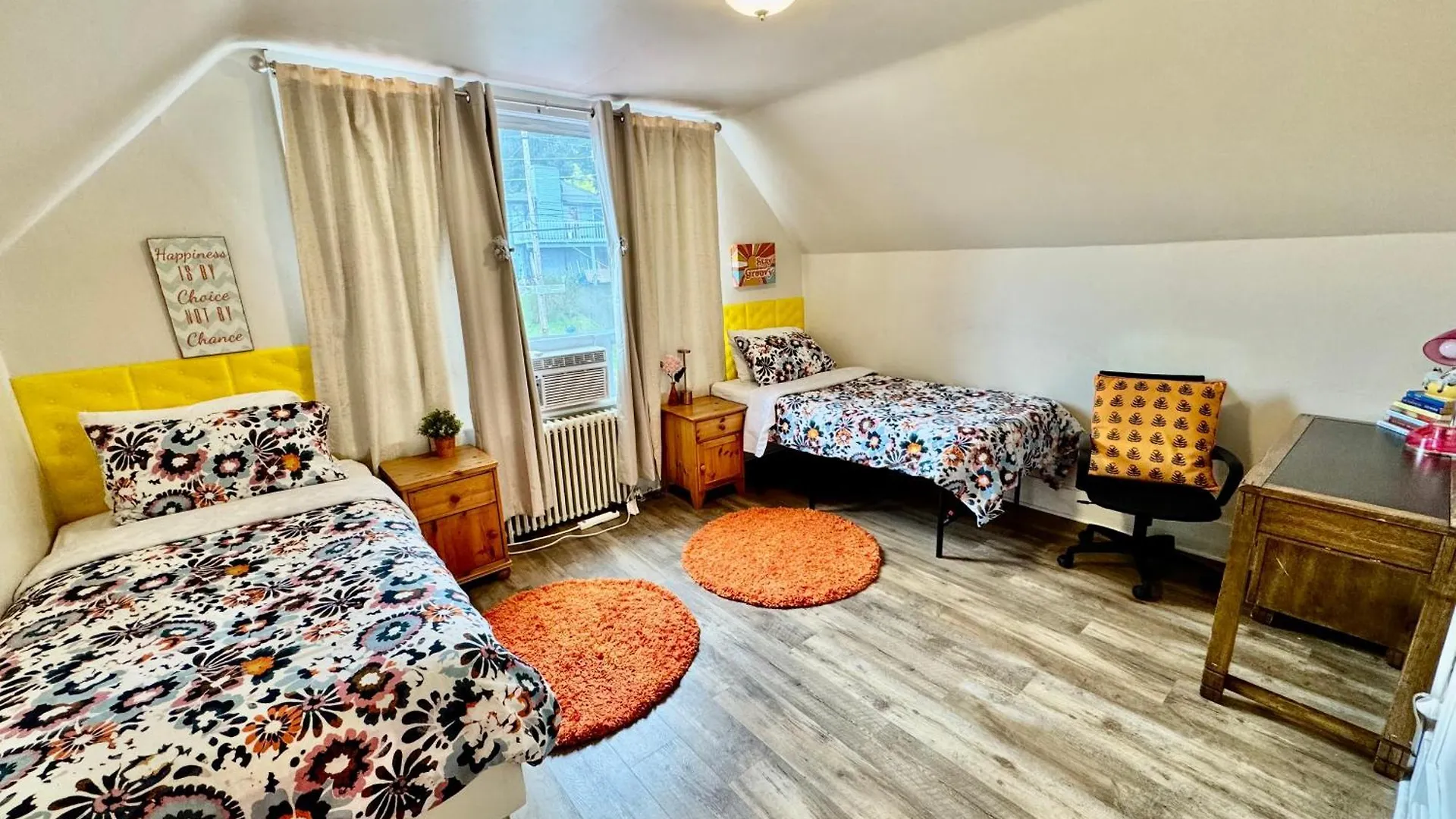 Private Room With Two Twin Beds Air Conditioning And Shared Bathrooms Located Near Seatac Airport And Downtown Seattle